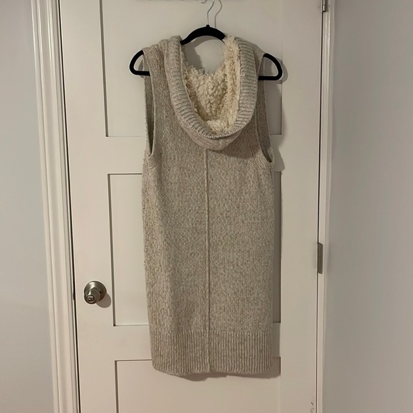 Gap Large Knit Sweater Vest. - Picture 1 of 3
